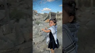 بنت صغيرة فلسطينية لسا بعمر الورد 