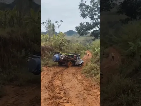 Caminhonete esquiando na lama