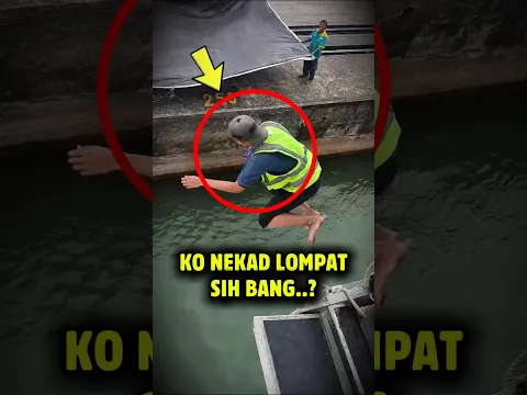 2 Orang Ini Terpaksa Terjun ke Laut Karena Telat Turun dari Kapal 😱