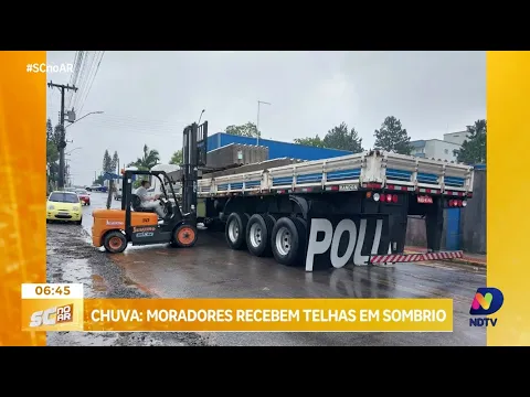 Apoio à comunidade: Prefeitura de Sombrio distribui telhas a vítimas do tornado