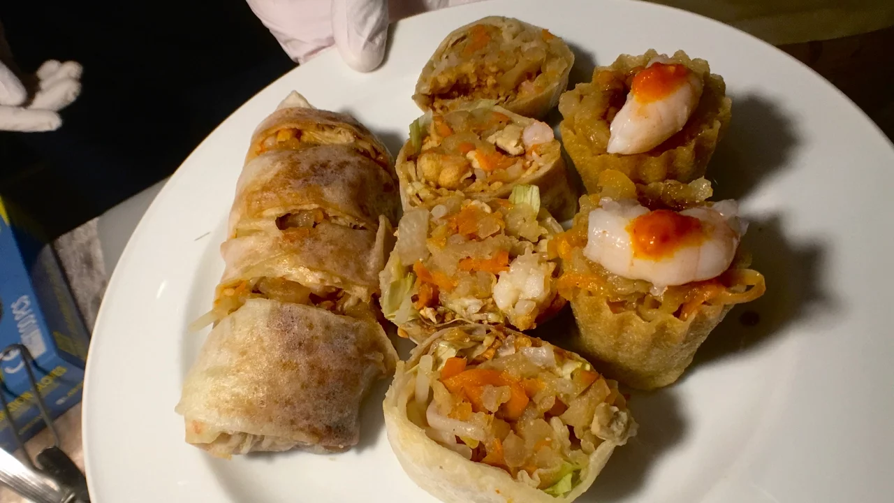 Making Singapore spring rolls using HANDMADE POPIAH SKINS!