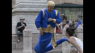 مقطع رائع يصف جني المصباح السحري ترتفع في الشارع 