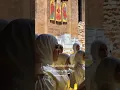 Hanya ada di Lebanon. Umat Muslim dan Kristen bernyanyi lagu Natal di gereja bersama sama.