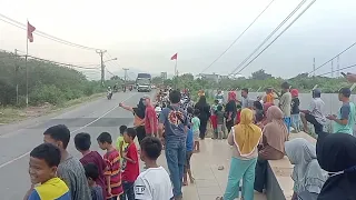 Download Anak anak di Anyer berjejer menunggu bus lewat setelah dikasih klakson telolet merekapun jingkrak2 MP3