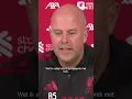 Arne Slot gaat het gesprek aan met Mo Salah👀