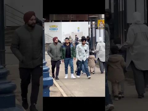 Walking between them 2 friends😁