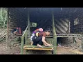 Lagu Young Girl Completes Bamboo Staircase Alone, Taking Care of 4-Month-Old Baby Abandoned in the Forest