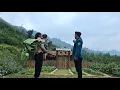 Lagu Leaving her abandoned house in the mountains, the single mother began to rebuild her life.