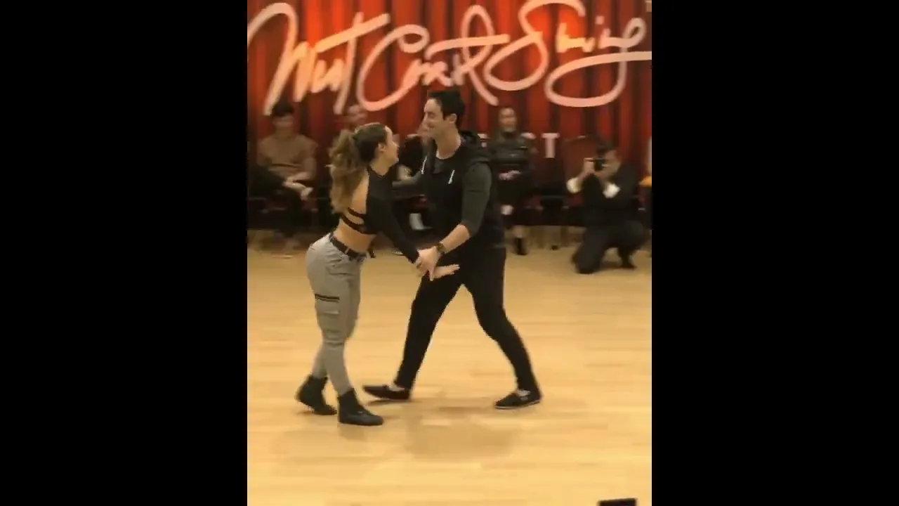 Awesome impro of Jordan & Nicole to Shania Twain
