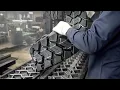 Verbazingwekkend proces van het maken van herprofileerde banden met oude banden. Bandenrecyclingfabriek in Korea.