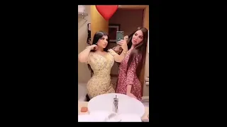 البنات تبوس بعض 