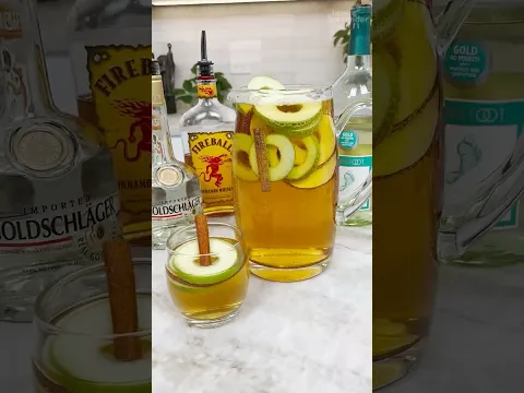 Apple Ring Sangria #cocktails