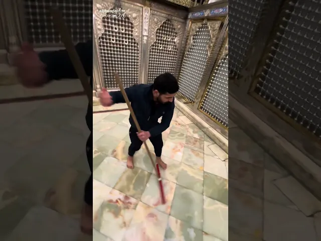 ⁣خدم شرفهم الله بوسام هذه الخدمة المباركة مراسم غسل الضريح المقدس للإمامين الجوادين (ع)