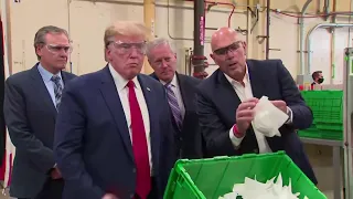 شاهد ترمب بلا كمامة خلال جولة بمصنع كمامات 