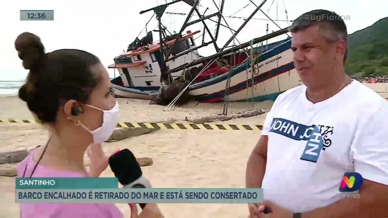 Santinho: barco encalhado é retirado do mar e está sendo consertado
