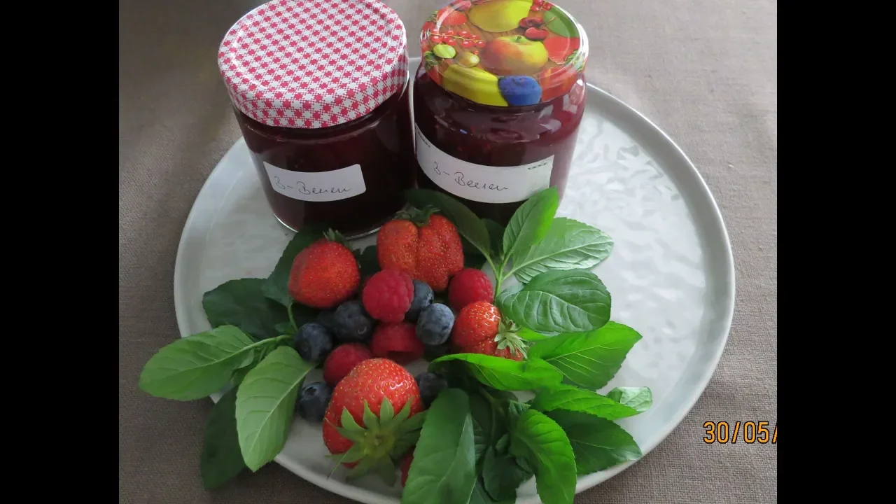 
          
          
          
            
            3 Beeren Marmelade
          
        . 