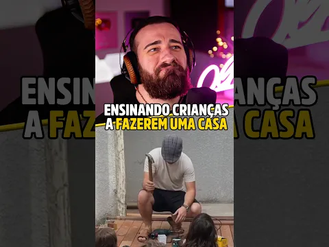 Pai ensina filhas a fazer uma casa de boneca