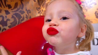 ستايسي تلعب في متحف الأطفال من الأشياء الضخمة 