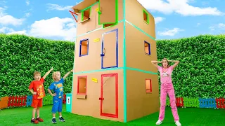 يلعب كريس وأصدقاؤه مع بيت الورق المقوى العملاق 