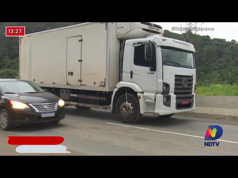 Distrito industrial de Joinville carro e caminhão batem e motorista fica ferido