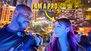 这位漂亮的中国女孩是在跟我调情吗？我第一次去中国这个爆红景点