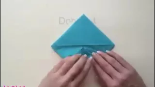 فكرة طوي منديل ورقي على شكل وردة 