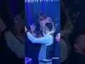 Download Lagu معجب يعازل سيرين عبدالنور على المسرح وردة فعلها عفوية في حفل اربيل