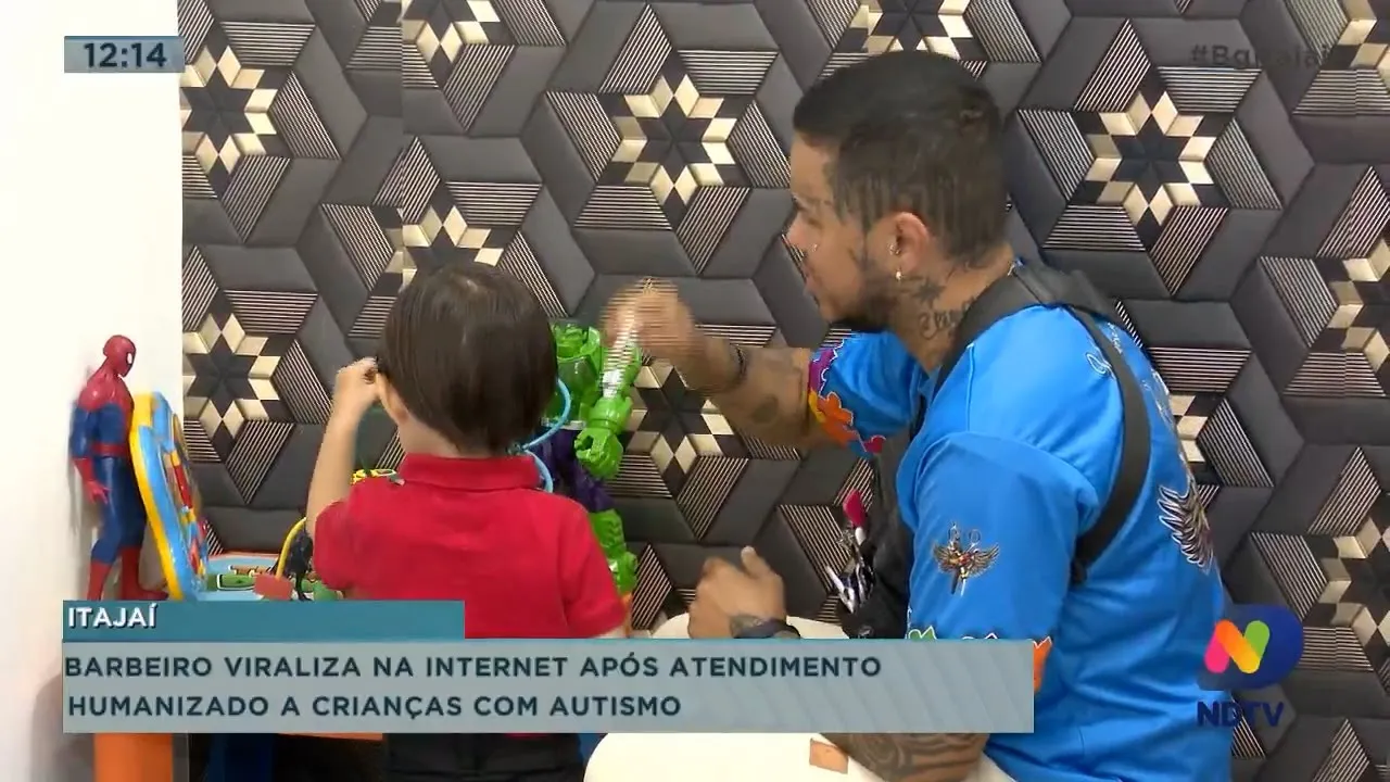 Barbeiro viraliza na internet após atendimento humanizado em crianças com autismo
