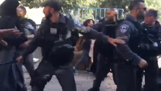 حمله عساکر صهیونیست به زنان نمازگزار فلسطینی 