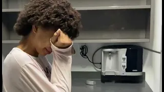 Milionário troca uma casa nova por um pedaço de pão para uma humilde menina de rua 😭