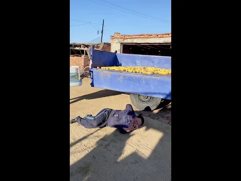 Video Thumbnail: 明明扣上了咋回事儿？#幽默风趣#搞笑乡村#快乐时刻#日常放松#正能量短剧