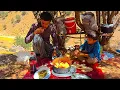 Download Lagu The difficult life of a nomadic man with his cousin in the mountains