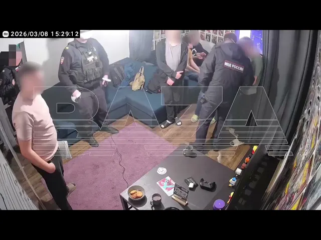 ️Полицейский устроил игры в VR-очках прямо в ходе задержания уклониста в Петербурге