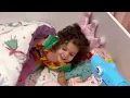 Amira joue avec un jouer requin￼
