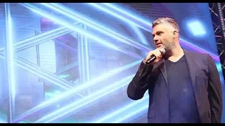 فارس كرم  أنا شخصيا نسونجي على مسرح صيدنايا في سوريا دندنها