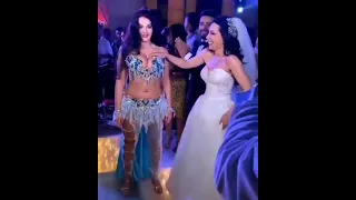 العريس وهو منتظر دوره يمسك صدر صوفينار 