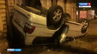 В Омске водитель внедорожника врезался в жилой дом