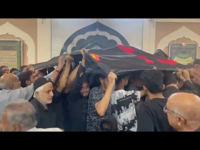 ⁣راية الإمام الحسين (ع) تصل إلى الهند.. شاهد كيف استقبلها أتباع أهل البيت (ع)