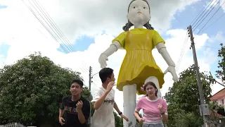 Giant Squid Doll, Run Fast! ?!? Giant Squid Doll Game in Real Life