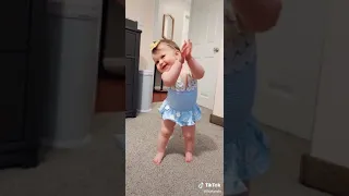 بيبي يصفق من الفرح 