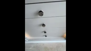 خزانة ملابس مع إضائة داخلية 