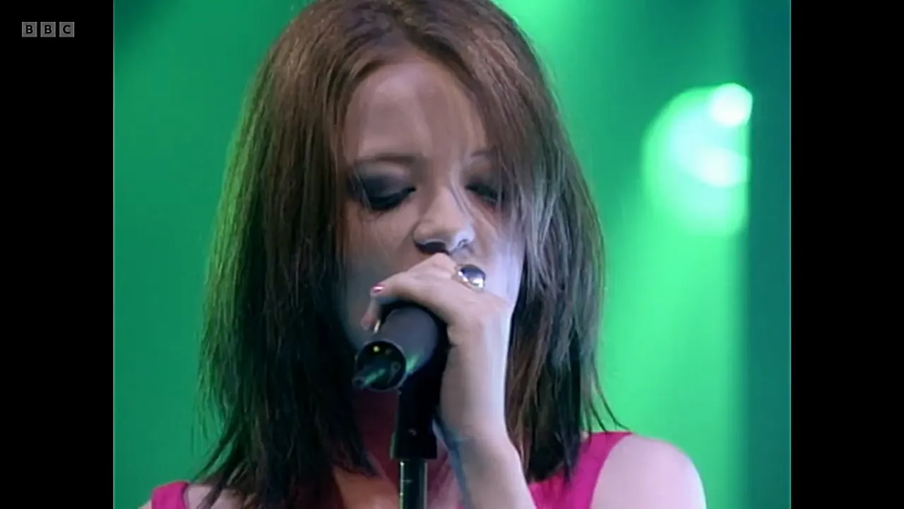 Garbage - Stupid Girl (TOTP BIG HITS 1996)