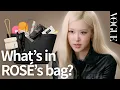 Download Lagu [ENG] 로제가 최근 꽂힌 핫소스는? 로제가 불러주는 크리스마스 캐럴! 한국 첫 인마이백🖤(지갑, 핫소스, 스트레스 볼, 젤리, 선글라스) | MY VOGUE
