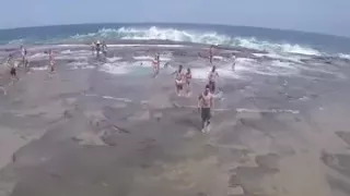 غرق مجموعة كبيرة من الشباب بسبب ارتفاع الموجة شاهد غدر البحر 