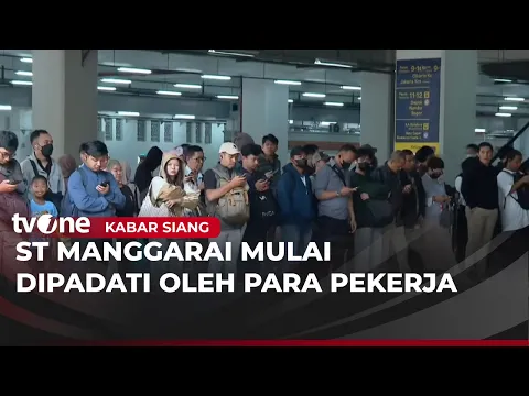 Suasana Stasiun Manggarai di Hari Pertama Kerja