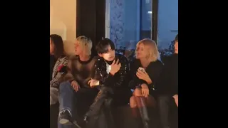 تايهيونغ جالس يصور عرض ازياء سيلين 