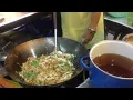 Download Lagu Thais streetfood: het maken van pad thai