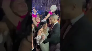 حسن شاكوش يغني انتي بونبونيه لعروسته في فرحه الذي اقيم في افخم فندق في مصر بحضور نجوم الغناء والفن دندنها