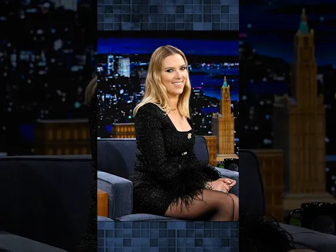 The woman who disappeared behind #ScarlettJohansson on a red carpet was her mom 😂 #FallonFlashback