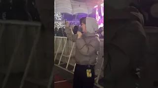 تم رصد روزي في حفل فرقة الروك البريطانية Oasis في سيول Rose 